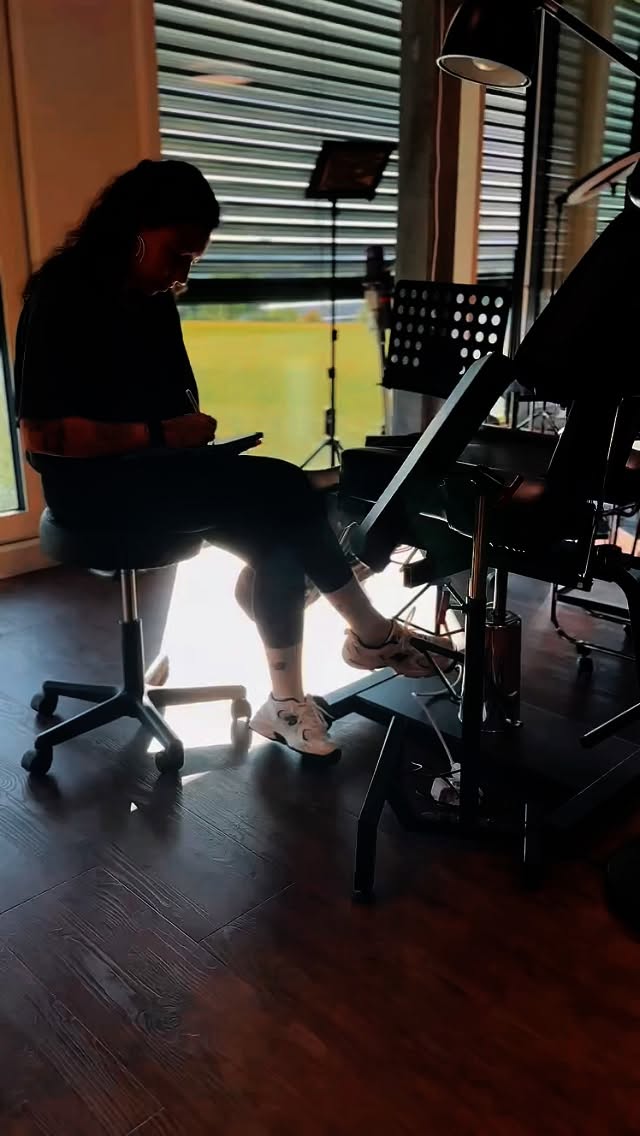 ✨ Hier präsentieren wir euch das erste Tattoo, das Sofia bei uns gestochen hat! ✨
Sie ist spezialisiert auf Microrealismus, Fine Line und Realismus 🖤
👉 Wollt ihr auch einen Termin bei ihr? Dann schreibt uns direkt – sie hat noch diesen Freitag einen Platz frei! 💌
#Tattoo #TattooArt #FineLineTattoo #MicroRealism #RealisticTattoo #TattooArtist #Inked #TattooStudio #TattooLove #TattooGermany #TattooCommunity