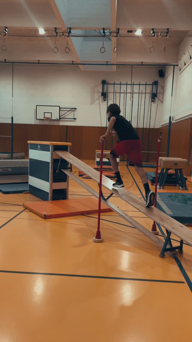 Acrobazie e percorso a ostacoli nello stesso piatto #parkourandfreerunning #locarno #scuolaparkour #kids #speedrun