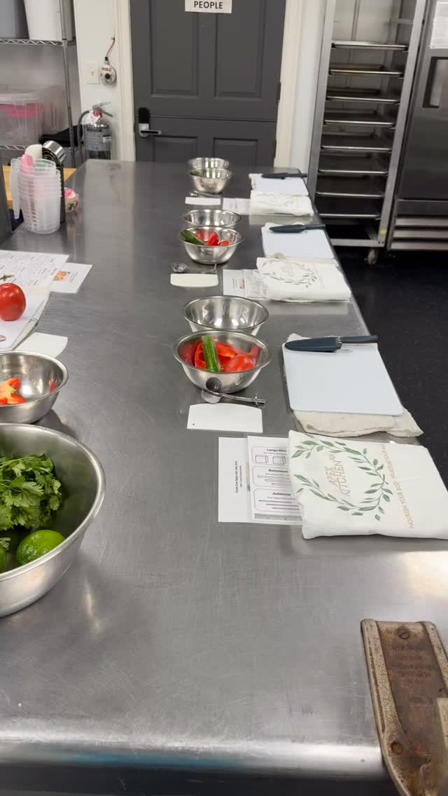 First Jr. Chefs of the season = fresh corn salsa + crispy oven-baked chips 😋🔥 Who’s hungry?!
#JrChefs #KidsCookToo #FallCookingVibes