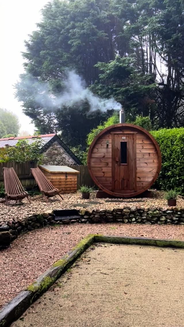 As we head into autumn it's the perfect time to enjoy our wood fired sauna. Saunas have many health benefits. As well as aiding relaxation and recovery, used regularly they can reduce blood pressure, boost immunity and reduce inflammation. #sauna #saunatime #saunalife #wellnessholiday #wellness #selfcatering #selfcateringcornwall #middlecolenso #kiphideaways #sawdaystravel #lieblingsquartiere