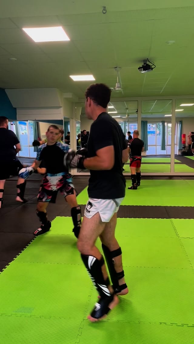 Sportliche Vorsätze für den Herbst gefasst? Bei Fikaze kannst du sie umsetzen! Freitags von 18:00-19:15 feilen wir im Grundlagentraining an den zentralen Techniken. Komm einfach zum Probetraining vorbei! Von 19:15-20:30 gibt es Technik für Fortgeschrittene. Gestern gab es neben Kickübungen und Box- Defensive noch jede Menge lockeres Sparring🤩🥊#fikaze #kickboxing #kickboxen #badkrozingen #fighters #training #wako #wakokickboxing #mindset