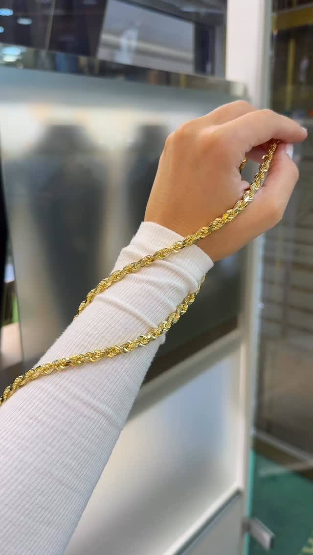 If you haven’t yet, U GOTTA NOW 🤯
Diamond cut solid rope chain 118.5 Gram
#ropechain #solidchains #solitairechain #rope #antwerpshopping
