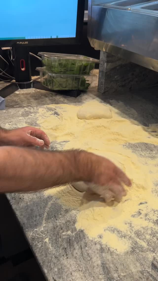 Freitagabend: wir machen den Teig, du machst die Pläne. 😉🍕