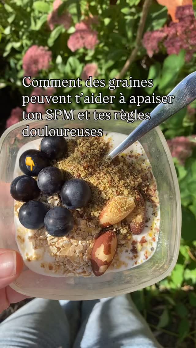 Tu savais que de “simples” graines pouvaient devenir de vraies alliées pour tes hormones ? 🌱
C’est ce qu’on appelle le seed cycling 🎉
(Pssst mais d’abord, pense à T’ABONNER pour tout pleins e conseils pour retrouver ton énergie et apaiser tes douleurs de cycle !)
👉 Le principe est hyper simple !
Consomme 2 cuillères à soupe de graines par jour, mais en alternant selon les phases de ton cycle :
👉 Phase folliculaire (jour 1 à l’ovulation) : graines de lin + graines de courge
👉Phase lutéale (ovulation aux règles) : graines de sésame + graines de tournesol
Comment ça peut soutenir ton cycle ?
Ces graines sont source de zinc, magnésium, sélénium, vitamine E, oméga 3, et des lignanes (phyto- œstrogènes)
Ce combo gagnant aide ton corps à mieux métaboliser les œstrogènes
ET a soutenir la progestérone en seconde partie + limiter l’inflammation en fin de cycle.
💥 Résultat : moins de SPM, moins d’acné, moins de règles douloureuses et des cycles plus réguliers !
👀 D’ailleurs si tu es touchée par le SOPK, les lignanes soutiendraient l’élévation de la SHBG et la diminution de la 5-alpha- reductase 👉 ce qui participe à la baisse de l’hyperandrogénie. Hyper interessant donc !! (Je te partage les sources juste en bas)
⚡Attention à bien les moudre et a conserver les mix moulus au frigo pour préserver leurs bienfaits.
Et si tu veux gagner du temps, @aleeyawellness propose des mix tout fait par phase de cycle 🎉
Tu as même 10% avec mon code EUGENIE10 🤗
———
Sources
PMCID: PMC4808865
PMCID: PMC2752973
PMID: 37324929
PMCID: PMC10261760
PMCID: PMC12156535
DOI : 10.36347/sajb.2017.v05i10.010