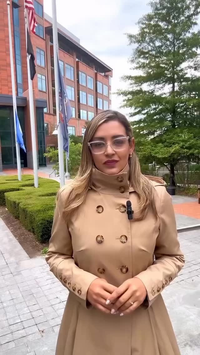 Posted @withregram • @crishtbelmoranews 🚨 Tensión en Bucks County: la corte analiza si la policía local debe actuar como agentes de inmigración.
El acuerdo 287(g), firmado sin aval de los comisionados, enfrenta una demanda que lo señala como ilegal. Manifestantes denuncian que esta colaboración genera miedo y expone a la comunidad a la discriminación.
Hoy las organizaciones @maketheroadpa @aclupa @thewelcomeprojectpa y @indivisiblebucksco respaldaron a la comunidad para exigir el cese de la colaboración con ICE.
👉 ¿Crees que programas como el 287(g) hacen más segura a la comunidad o la ponen en riesgo?