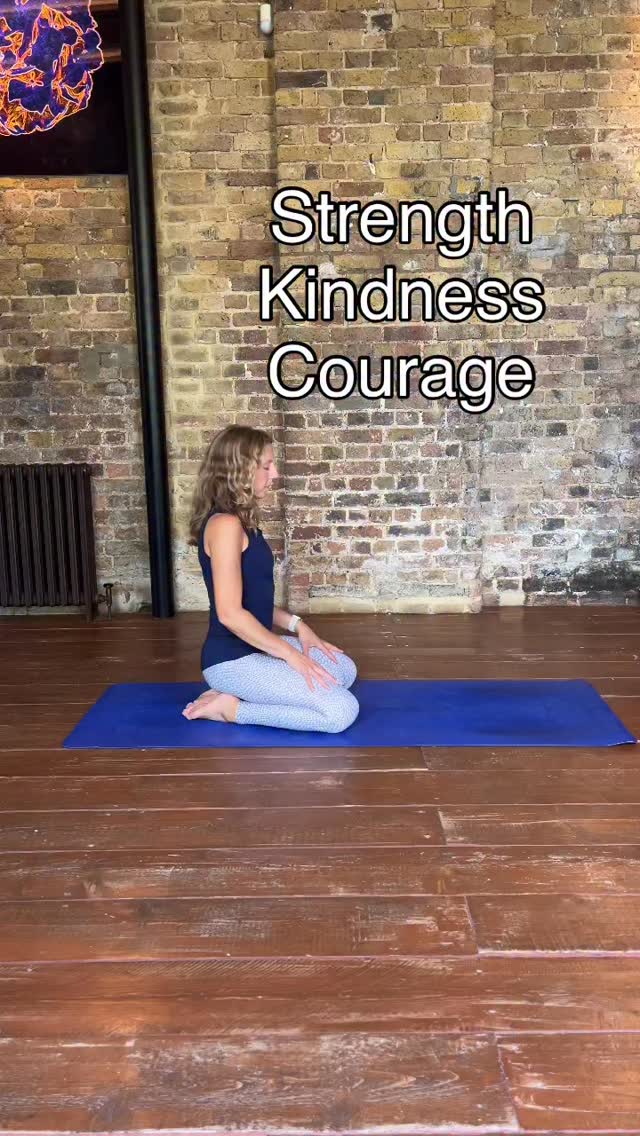 “Guide your heart to your throat and open.
Empty your ghosts.
Let the words catch air and set fire to the horizon.
Run toward the warmth of it.
We must learn to be braver.”
@victoriaericksonwriter
✨USTRASANA variation✨
A front body stretching, heart opening, back strengthening flow inviting
.courage
.freedom of expression/speech
.with compassion.
Tapping into VISHUDDHA CHAKRA enabling clear authentic communication and EMPATHY.
An invitation to speak up and out for others when able to do so.
@surreyhillswellness @thehumanmethoduk @suzyreading
Mat from @yogi.bare LORNAF15
🧘♀️please have a look at my stories for details of an incredible free London Exhibition @thefranciscrickinstitute which brings together science, geography and the arts…all essential to our very existence. Education and knowledge are key!
#yogaoffthemat #yogainlondon #vishuddhachakra #practicecompassion #backbending #vinyasaflowyoga #londonyogateacher #yogatutorial #movementmedicine #yogaforstrength
