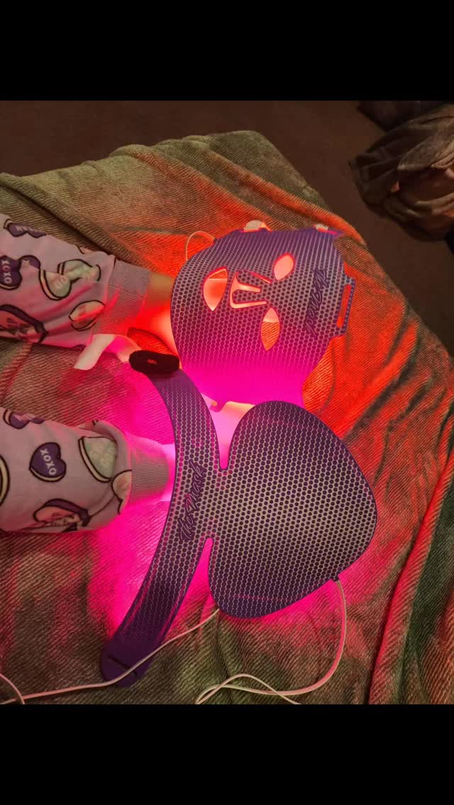 Treating her daughters eczema.
So versatile, you can put it anywhere
#ledlights #eczema #eczemarelief #eczemahealing