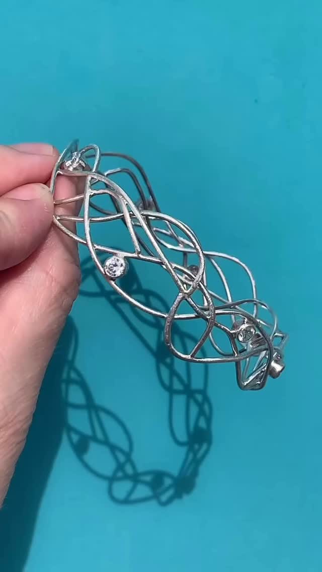 My squiggle silver bangle with cubic zirconia sparkly stones dotted around is available to buy at @frannyandfiler in Chorlton.
This bangle is a 1 off unique piece 😀
#abbyfilerjewellery #jewellery #jewelry #silverjewellery #handmade #frannyandfiler #contemporaryjewellery #silver #jewelleryshop #jewelleryaddict #bangle #silverbangle #cubiczirconia #sparkle