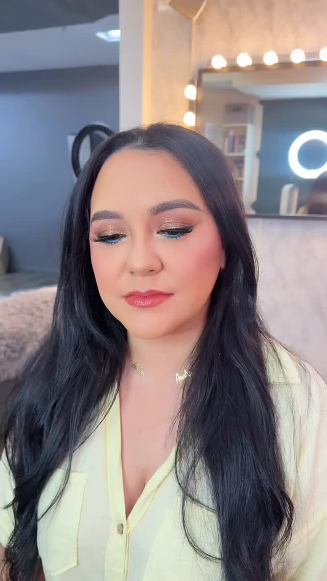 Smokey blue liner?? YES PLEASE!
Artist @bellawithcarmen
•
#mua #makeup #beauty #tips #tricks #beautytips #womenowned #fyp #eyemakeup #lashes #contour #beforeandafter #phoenixmakeupartist #phoenixmua #arizonamakeupartist #arizonamua #arizonabrides #bridalmakeup #brides #makeupclasses #makeuptutorial #hair#makeuplooks #bellamakeup #teambellamakeup