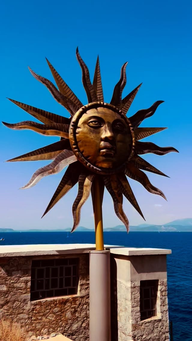 Après Serifos, me voici repartie sur les routes de Grèce pour 10 jours de découvertes et redécouvertes de nouveaux lieux, hôtels, maisons, restaurants et partenaires. Le moto reste toujours le même: vous proposer que le meilleur basé sur ma propre expérience. Pour commencer ce périple, premier arrêt dans les îles star du Golfe Saronique : Hydra et Spetses qui sont si douces en Septembre…🏖️🧿 #hydra #spetses #golfsaronique #peloponese #septembervacation #offseasontravel #greeceislands #slowtravel