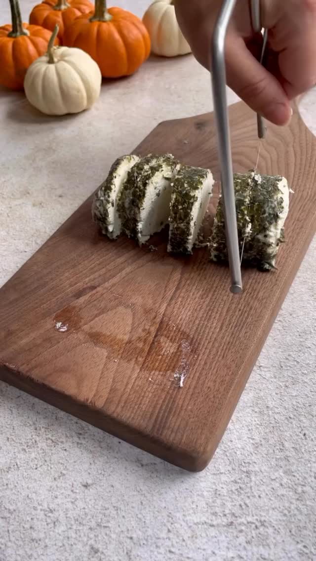 🍁 PUMPKIN CHUFFLES 🍁
these goat cheese balls got an autumnal makeover and are feeling GOURD-eous by @makefoodlovely
they make the best holiday gift or appetizer!