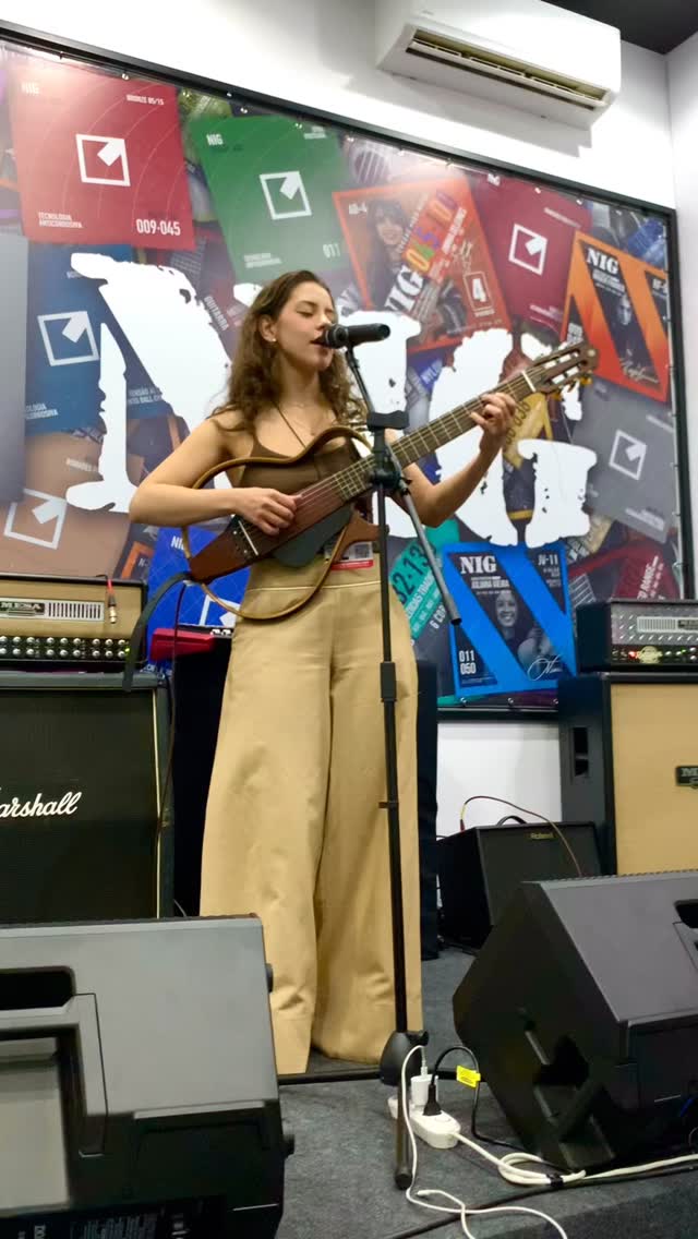Nossa artista @_carmencarvalho performando um clássico da música brasileira no nosso stand aqui na @conectamusicaemercado 🎶
Carmen Carvalho usa cordas NIG Nylon Tensão Média.
#violao #acousticguitar #nylon #musicabrasileira #brazillianmusic #nigmusic