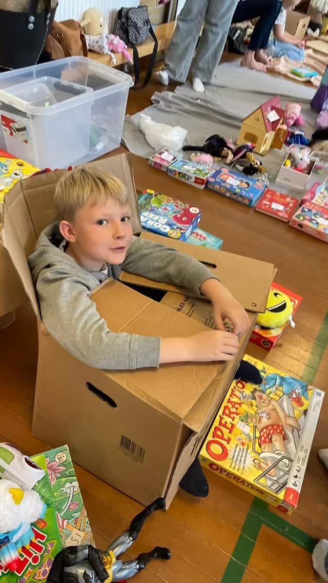 BARN TIL SALG? 🫣 Arh, så vidt kom det heldigvis ikke 😅
Men der var masser af andre fine ‘varer’ på hylderne, da Fritid holdt sin årlige markedsdag i går 😃
De yngste elever havde nemlig ryddet op derhjemme og medbragt lopper til salg, så tingene kan få nyt liv, og andre kan få glæde af dem 😃
Der var stor opbakning, så markedet (gymnastiksalen) bugnede af spændende sager 🧸⚽️🪁📿💍🪴
Et rent slaraffenland for loppejægere i alle aldre 🤩
Men man kan jo godt trænge til lidt at styrke sig på oven på al den loppejagt. Heldigvis var de søde unge mennesker fra 6. klasse klar med hjælp til at sælge lækkerier i kageboden på Fritid.
Det er altid fantastisk at se, hvor glade børnene bliver - både når de sælger og når de (selvfølgelig straks) formøbler hele formuen igen 😃
Og ofte går de hjem med næsten lige så meget, som da de kom 😆
Til forældrenes store fortrydelse 😅
Ha’ en rigtig god weekend ☀️🍁🍂
#SFO #Fritid #Markedsdag #Loppemarked #Genbrug #bæredygtighed #Lopper #Fællesskab #Friskoleliv #Friskole #HerningFriskole #EtGodtStedAtLæreVæreOgVokse