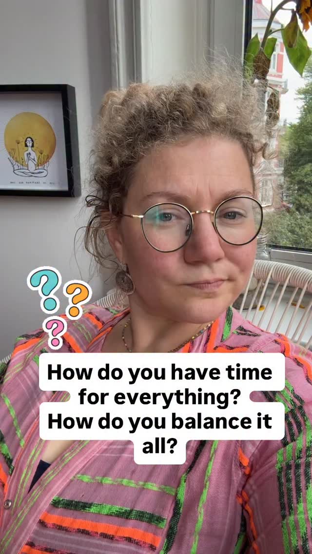 Ein liebevoller Reminder, dass so unfassbar vieles möglich ist aber nicht alles zur gleichen Zeit.
Ich schaue gerade dankbar zurück auf die PERIOD OF CHANGE 🩸den Kongress für Zyklusgesundheit @izg_deutschland, welchen ich dieses Jahr als eine der Hauptverantwortlichen mitorganisieren durfte.
Ich schaue hoffnungsvoll und voller Elan auf die anstehende Eröffnung unsere Praxis @gynzwei , dessen Orga jetzt vollen Fokus bekommt. Denn wir schaffen einen neuen Raum für Medizin. Fundiert & fortschrittlich. Den Menschen im Mittelpunkt. Ein lang gehegter Traum geht in Erfüllung.
Und meine beste Praxispartnerin Rebekka & ich studieren gerade auch noch Menopausen Medizin in den UK👩🎓
Und daneben: #momlife die Einschulung meiner Tochter, Betreuungsausfälle und Umorientierung in der Kita vom Kleinen, zwischenmenschliche Beziehungen, die zu pflegen sind, Nachtdienste in der Klinik, der eigene Körper & Geist, der Aufmerksamkeit braucht … das LEBEN eben.
Da tut es gut, sich immer mal wieder zwischendurch zu erden. Du machst das gut. Es muss nicht alles gleichzeitig erledigt werden. Was hat Prio, was darf warten? Immer müde sein, ist NICHT die Lösung.
So fahre ich immer mal wieder den Speed bei Insta oder im Podcast runter. Es gibt hier schließlich schon so viel gehaltvolles zu sehen & hören. Aber keine Sorge. Wenn die Zeit wieder da ist, knallt es so richtig mit mehrwertstiftendem Content auf meinen Kanälen. ♥️ Love it. Also #staytuned 😉 und pass derweil auch gut auf dich auf.
#frauenärztin #frauengesundheit #flintagesundheit #achtsamkeitimalltag #ärztin #pms #pmds #wechseljahre #prävention #endometriose #gynäkologie