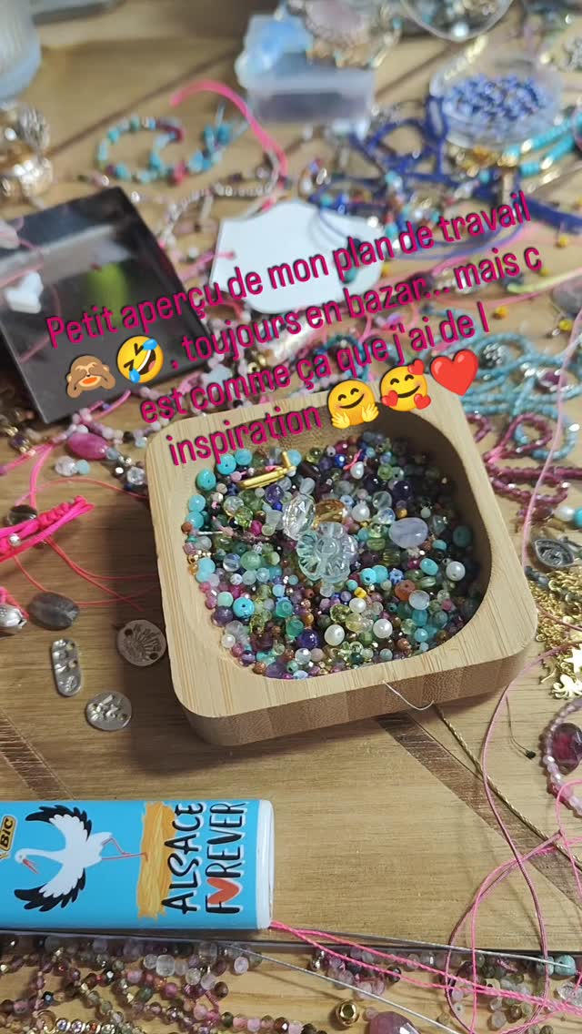 Petit aperçu de mon atelier, c'est là où je fabrique toutes vos jolies pièces By Delhilou 🌈, j'aime le bazar j'aime les couleurs mélangées, ça me donne encore plus d'idées pour les prochaines créations. Et vous, vous préférez plutôt le côté bien rangé ou bien le bazar comme le mien??? Dîtes le moi dans les commentaires 🤗