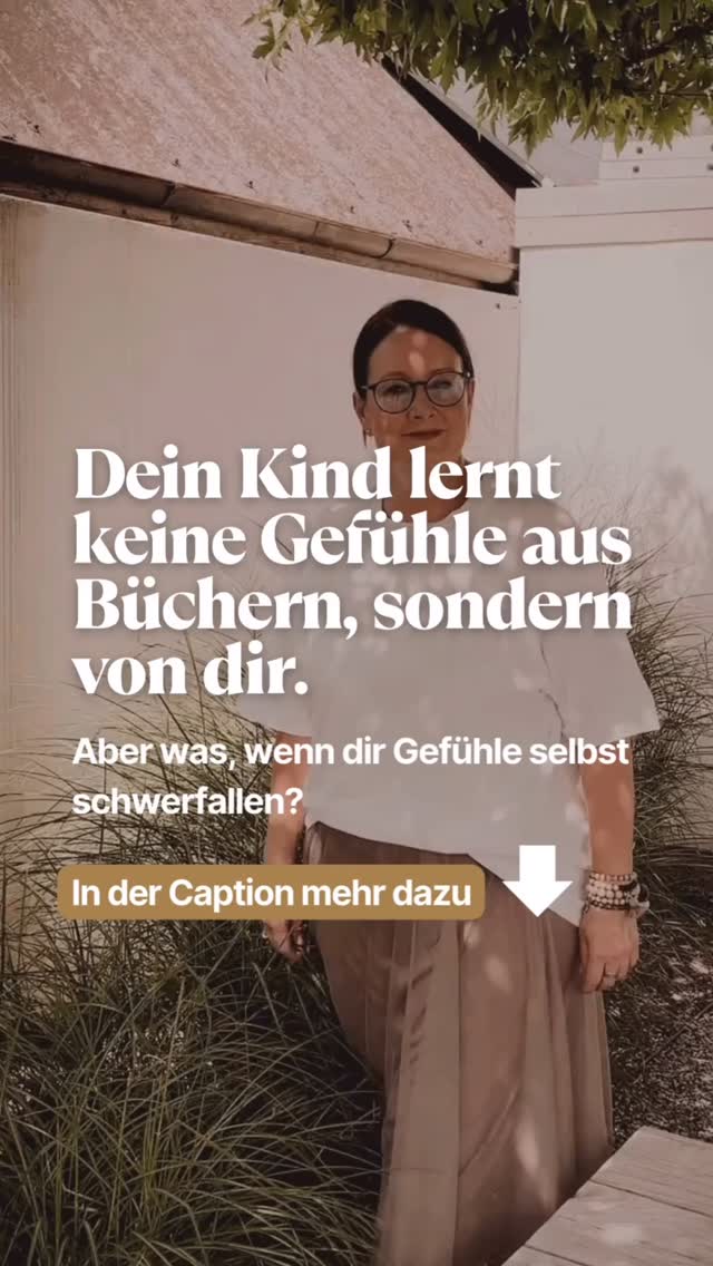 Dein Kind glaubt nicht, was du sagst. Es glaubt, was du fühlst.
👉🏼 Wenn du merkst, dass dir deine eigenen Gefühle schwerfallen und du dich fragst, wie du deinem Kind trotzdem zeigen kannst, dass Gefühle sicher sind, dann folge mir auf @andrea.martini.begleitet.
Ich habe es früher in meiner Offline-Praxis so oft in meinen Sessions mit Mamas erlebt:
Sie sitzen mit ihrem Kind da, lesen ein Gefühlebuch, zeigen auf den wütenden Bären und sagen:
„Siehst du? Das ist Wut. Gefühle sind okay.“
Und ein paar Minuten später wird das Kind wirklich wütend.
So richtig. Laut. Mit Tränen.
Und plötzlich spüren die Mamas, wie Panik in ihnen aufsteigt.
Das Herz rast. Der Körper spannt sich an. Und schneller als gedacht kommt: „Beruhig dich!“
Genau da passiert etwas Entscheidendes: Kinder lernen nicht durch Bücher.
Sie lernen durch uns.
Durch das, was sie in unserem Nervensystem spüren.
Wenn Mama selbst Angst bei Wut fühlt, dann lernt das Kind nicht: „Gefühle sind okay.“
Es lernt: „Gefühle machen Angst.“
Und genau da liegt der Kern.
Viele meiner Klientinnen merken irgendwann: „Ich will meinem Kind etwas beibringen,
was ich selbst nie gelernt habe.“
Die gute Nachricht:
Es ist nicht zu spät. Du darfst jetzt anfangen, deine eigenen Gefühle zu spüren, zu regulieren und zu zeigen.
Und genau dadurch lernt auch dein Kind: Gefühle sind sicher.
Ich bin sicher.
💬 Und sag mal:
Bei welchem Gefühl deines Kindes fällt es dir am schwersten, ruhig zu bleiben?
Schreib’s in die Kommentare ⤵️
Deine Andrea
#mamaleben #emotionen #beziehungstatterziehung #gefühlezulassen #kindererziehung #gefühle #nervensystemregulation #traumatherapie