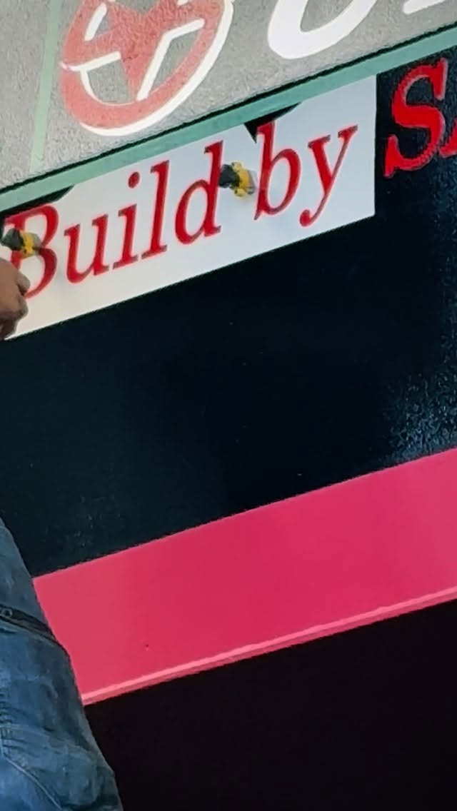 こんにちは!
入社6ヶ月目の新人Iです!
今回はついに船名貼り付け作業となります👏
かっこいいフォントに目立つカラーリング✨
職人さんが手際良く船名を貼ってる
姿は見ていて気持ちがいいですね!
そろそろ完成が近づいてきている新造船…
次回もお楽しみに👋
#造船所 #造船 #船 #技術 #職人