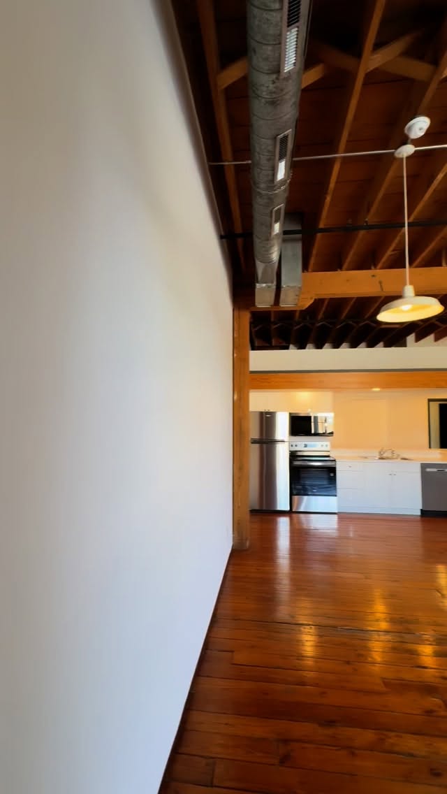Snag this rare find in the heart of Expo Park! ✨A true loft with soaring ceilings and open concept living- all for under $1500! #expoparkdallas #dallaslofts #fairparktx