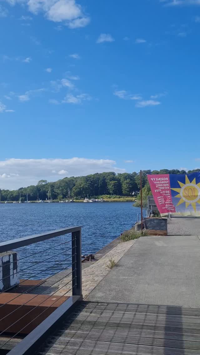𝕐𝕠𝕘𝕒 & 𝕓𝕠𝕓𝕝𝕖𝕣 𝕡å 𝕊𝕠𝕝𝕕æ𝕜𝕜𝕖𝕥☀️🍾🧘🏼♀️💛🧘🏼♂️🌊
Lørdag d.20.09 kl.10.00-11.15
Sidste åbningsdag på Soldækket I år og vejrudsigten er god☀️
Yoga under åben himmel til lyden af bølgeskvulp og kig til vandet.
Yogaen vil bestå af en kort meditation, før vi bevæger os igennem styrkende sekvenser, bløde stræk, balanceøvelser og solhilsener i samspil med åndedrættet. Der sluttes af med en liggende afspænding.
Efter yogaen bydes på et glas bobler, som er inkluderet i prisen.
Underviser: Yogistii - Stine Skaarup
Pris: 130 kr. tilmelding via bio.
16 pladser, så husk at tilmelde dig, eller du kan møde op på dagen og se om der er plads.
OBS- Medbring egen yogamåtte og evt. et tæppe, da det ikke er muligt at låne.
En perfekt start på din søndag.
Vi glæder os til at se dig.
Www.yogistii.com
Det med småt:
Tilmelding er bindende og betaling refunderes ikke, men du er velkommen til at give pladsen til en anden, hvis du er forhindret.
Klæd dig efter vejret, og tag gerne lidt lag på, da det godt kan blæse på kajen.
Ved kraftig regn aflyses pr. sms på dagen, og betaling føres retur