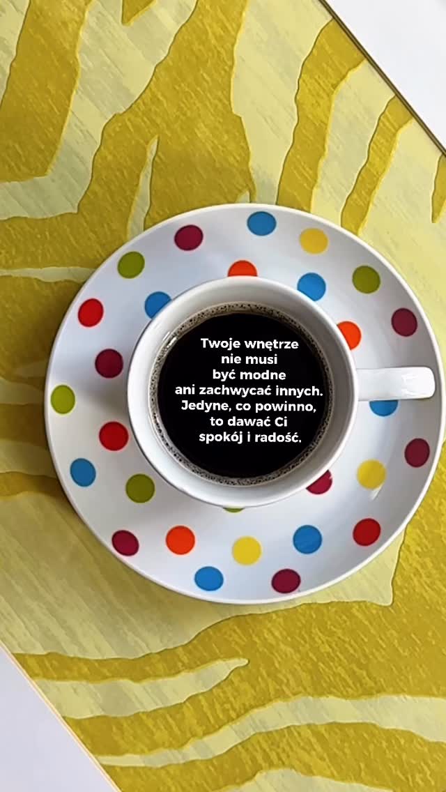 Projektując wnętrza czasami słyszę pytania:
- Ale czy tak się robi?
- A to jest teraz modne?
- Czy to do siebie pasuje?
Odpowiadam więc:
- Robi jeśli Ty tak zrobisz.
- To nie ma znaczenia.
- A jak Ty uważasz?
Twoje mieszkanie lub dom naprawdę nie musi podobać się innym, być w trendach i spełniać książkowe zasady.
Ono ma być Twoje- sprawiać, że będziesz w nim czuł bezpieczeństwo i radość. Tylko tyle. Aż tyle.
#projektywnętrztoruń #biuroprojektowetorun #filozofiawnetrza #kolorowewnetrza #kawa