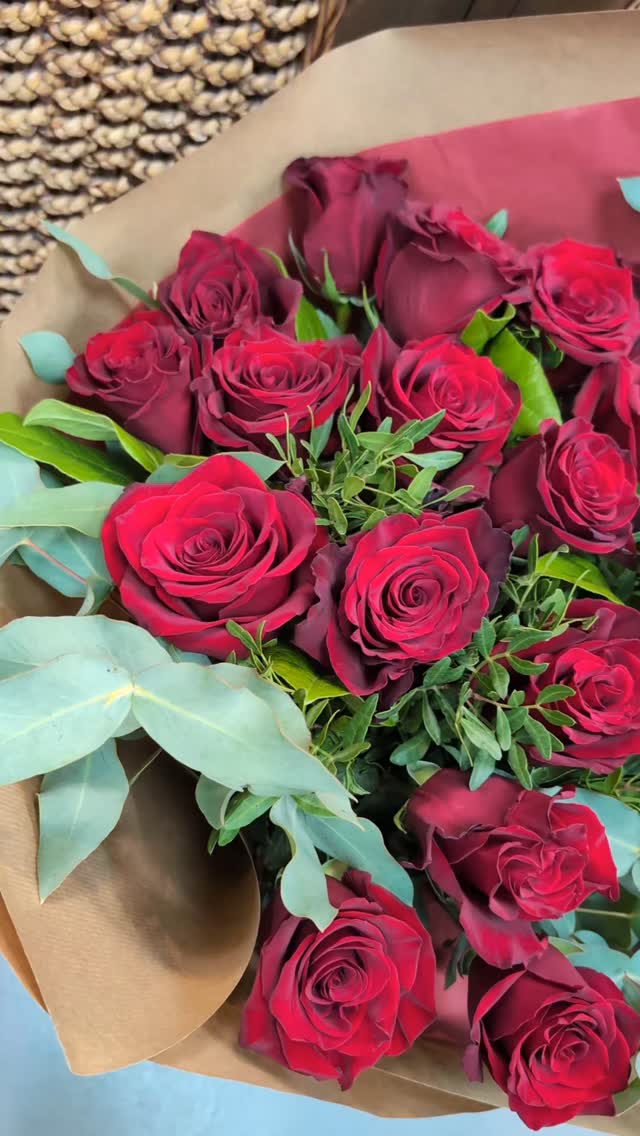 Aujourd’hui, c’est la déclaration d’amour du jour 💕💌
Un magnifique bouquet de roses rouges pour dire « Je t’aime » avec élégance et passion. 🌹❤️
Parce qu’il n’y a pas de plus beau langage que celui des fleurs...
#fleuriste #fleur #florist #flower #nice #iloveNice