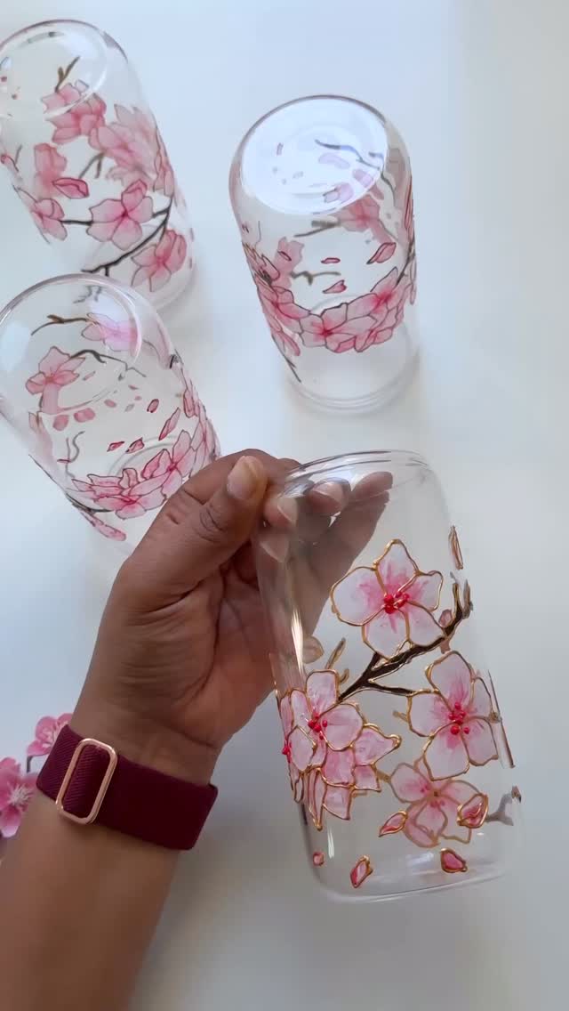 🌸Every petal, every golden line — preserving these fleeting blossoms forever in glass.
This delicate design was a bestseller and sold out at our last event 💕
Back in the studio, bringing more blossoms to life! 🌸
#HandPaintedGlass #CherryBlossoms #FloralArt #OneOfAKindArt #BestSeller #SoldOutStyle #GlassArt #FunctionalArt #HandmadeWithLove #SmallBusinessLove