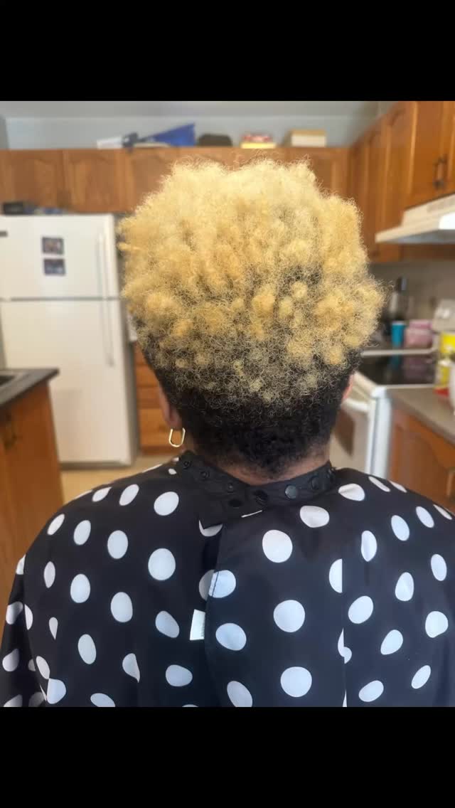 ✨ No need to rush to the salon—let the salon come to you! With at-home hair services, you get comfort, convenience, and professional care right in your own space. Perfect for busy schedules, moms, or anyone who loves stress-free self-care. 💇🏽♀️🏡
.
#athomehaircare #curlycareathome #mobilestylist #frizefrize