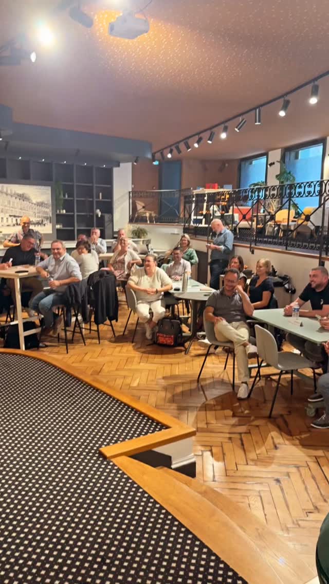 💥 Une journée de séminaire complète : formation, moments d’échanges autour de gourmandises, et activités ludiques pour renforcer l’esprit d’équipe.
Un séminaire riche en apprentissage et en cohésion.
Organisation : @lm_levenement et @espacelaparenthese
Petit-déjeuner : @lefournildememere
Cocktail : @bloomtraiteur
Animation escape game : @defi01_escape_game_bourg
Vous souhaitez être accompagné pour l’organisation de votre séminaire ou autre événement ?
🤳 contactez-nous !
#seminaire #eventpro #bourgenbresse #espacelaparenthesebourg #reunion #formation #ain