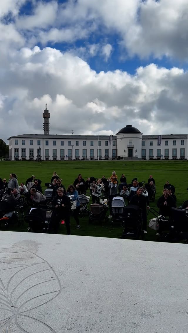 VAD HÄNDER OM MITT BARN MÅSTE ÄTA UNDER PROMENADEN?
Då matar du 🤱🏽🍼
Vid alla våra stopp finns det möjlighet att sätta dig ner för att mata, vila, byta blöja mm. Och vid promenaderna så är det alltid barnen som styr lite hur det ska gå. Ibland är de glada, ibland sover de och ibland är de ledsna.
Lite pepp & stöd på vägen:
🔹Det kommer alltid vara någon/några bebisar som är lite ledsna. Ibland är det din, ibland någon annans.
🔹Om en väljer att stanna för att mata/vila så brukar flera stanna. Du är inte ensam
🔹Vi går alltid samma varv, stannar på typ samma ställen varje gång. Du kan komma ifatt
🔹En ledsen bebis stör aldrig 💙
🔹Vi har ALLA varit i en situation där man inte förstår bebisens behov (gäller även barnen själva). Vi förstår och stöttar gärna om du behöver hjälp
🔹Känner du att du vill avbryta promenaden så gör det. Kom tillbaka en annan gång. Det är ok. Du bestämmer
Aktiv Barnvagnspromenad finns kvar! Vi har funnits i +8 år och vi kommer finnas ett bra tag till. Kom när du känner dig redo, gärna efter att kroppen fått återhämta sig lite och du känner att du klarar av en snabb & lång promenad.
Ni som varit med, vad skulle ni vilja säga till alla som är nyfikna, men kanske undrar över hur det går till och om hur det kommer gå för bebis? Kommentera gärna nedan 👇🏽