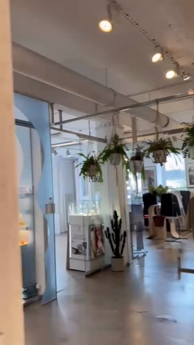 Nowa dostawa, nowe pokusy.
W butiku pojawiły się bordowe, brązowe i karmelowe perełki – idealne na jesień.