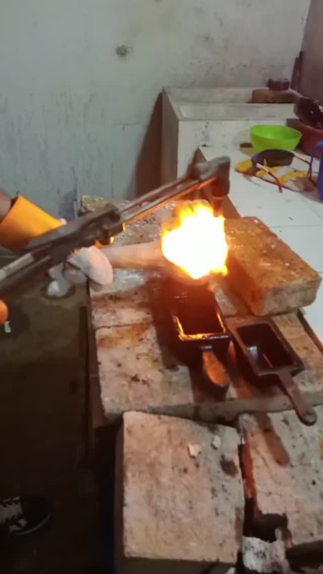 En Veta Mining transformamos el mineral en el más puro y brillante oro. Este video captura el corazón de nuestra operación: la fundición a gran escala.
Cada gota de oro líquido es el resultado de un riguroso proceso de:
✅Extracción responsable
✅Control de calidad extremo
✅Tecnología de punta
✅Expertise de nuestro equipo
Este metal precioso está listo para dar forma a inversiones seguras y al futuro de la industria.
¿Te gustaría ser parte de la cadena de valor con oro de la más alta pureza? ✨
👉 Contáctanos para conocer sobre nuestros servicios y estándares.
#oro #MineriaDeOro #vetamining #mineriaresponsable #exploracionminera #mineriacolombia #maquinariapesada #minería #felicidad