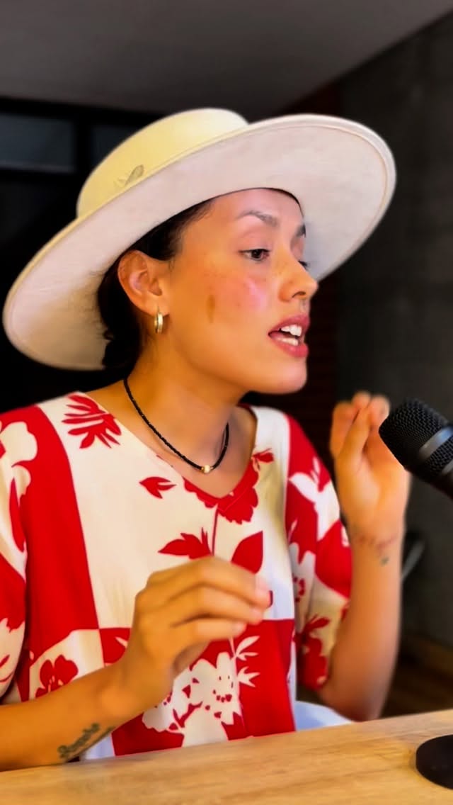 🌹 Sanar no es volverte
🌙 “más femenina” o “menos masculina”.
✨ Es recordar que ambas energías habitan en ti…
🌞 En mi nuevo episodio del podcast te comparto cómo reconocerlas en tu vida cotidiana y cómo abrir espacio para que dancen en armonía dentro de ti.
💫 Si quieres escucharlo, escribe “LunaSol” en los comentarios y te envío el link directo.