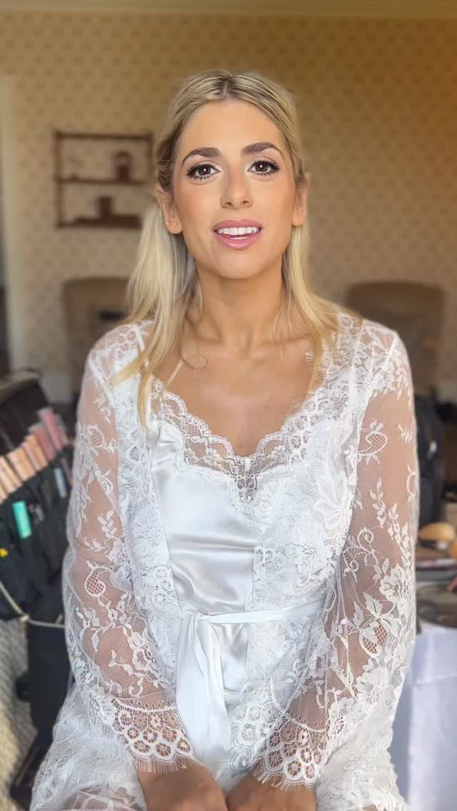 Kirby’s wedding morning.🤍✨
I wish we could do it all over again!
Hair & Makeup by me
Wedding Dress @madewithlovebridal @cocoandkate
#midlandsmua #solihullmua #birminghammua #coventrymua #destinationmua #westmidlandsmua #cotswoldsmua #coventrymua #midlandshmua #bridalhmua #destinationhmua #bridalhairstyle #bridalmakeup