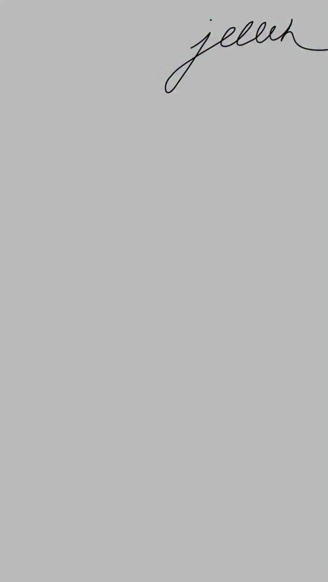 Poletje se danes poslavlja in pred nami je čas, ko narava upočasni svoj ritem in nas povabi, da naredimo enako – da upočasnimo korak, zasijemo v svoji edinstvenosti, si prisluhnemo in si privoščimo tisto, kar nas navdihuje.
Pred nami je nova era Jellek, ki jo bomo oktobra otvorili z novo kolekcijo. Do takrat pa sem pripravila posebno darilo – kodo za popust na kose, ki so še na voljo. Na spletni strani sem skrila vse izdelke, ki niso na zalogi, da bo tvoje brskanje lažje in prijetnejše. S kodo BYESUMMER do vključno 5. oktobra prejmeš popust na vse svoje najljubše kose – tudi na že znižane.
Zdaj je zadnji čas, da si podariš kaj, kar imaš že dolgo nagledano. Dovoli si trenutke miru, radosti in sijaja – tako v sebi kot na sebi. Koncept Jellek je, da je vsak kos nakita nežen opomnik na tvojo edinstvenost in na to, da ne potrebuješ posebnega razloga, da se obdariš. Ker ljubezen do sebe ni razkošje – je osnova.
🤍