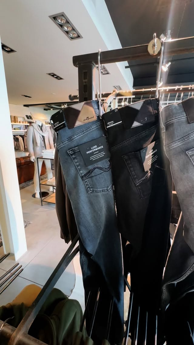 Naast maatpakken kan je bij Kovaloff Men ook terecht voor casual wear. Jeans for the win. Nieuwe collectie Seven en Tramarossa ๐งก Een goede jeans is een onmisbaar stuk in je kleerkast. Combineer met een mooie blazer zoals deze van Venti. #kovaloff #assenede #menswear #outfit #mannenkledij