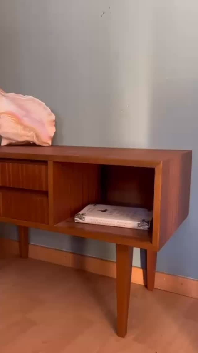 Usually I post real fixer-uppers. I love the challenge of finding a solution for really messed up pieces. But my personal favorite style are these #midcenturystyle #vintage #teak pieces. 80 x 50 x 35 cm