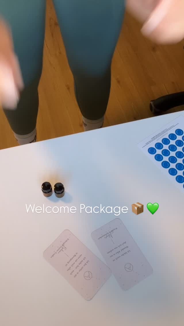 ✨ Ein kleines Paket voller Liebe & Bewusstsein ✨
Wenn du dich entscheidest, mit mir den Weg der natürlichen und selbstbestimmten Gesundheit und Achtsamkeit zu gehen, bekommst du von mir ein ganz besonderes Willkommensgeschenk. 🌱💌
Jedes einzelne Welcome Package wird von mir individuell und liebevoll verpackt – mit Naturmaterialien, viel Zeit, Hingabe und Herzblut. 💚
Es enthält alles, was du für deinen Start mit den ätherischen Ölen brauchst: Inspiration, Wissen, kleine Proben & Affirmationen für Körper, Geist und Seele. 🌿🌸
Es macht mich einfach so glücklich, diese Pakete zu schnüren und dabei schon zu spüren, wie sich dein Weg entfalten darf. ✨
Danke, dass ich dich begleiten darf – dein Vertrauen bedeutet mir unendlich viel. 🤍
Bist du bereit für deinen Start in ein bewusstes, gesundes Leben? 💫
Schreib mir und lass uns gemeinsam losgehen. 🌿
#WelcomePackage #doterra #outspire #ätherischeöle #mindsetcoach #achtsamkeit #unboundhealth #unbound #bewusstleben #achtsamleben #gesundleben #naturpur #mindbodyspirit #doterraoils #yogacoach #innergrowth #spiritualjourney #selfcare #gesundheit #coaching #yoga #retreats #nährstoffe #ganzheitlich #selbstbestimmt #du