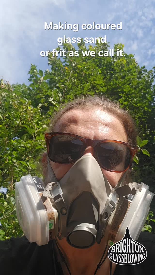 Making coloured glass sand 💚🔥💫 ..... #glassblowing #lampworking #attractions