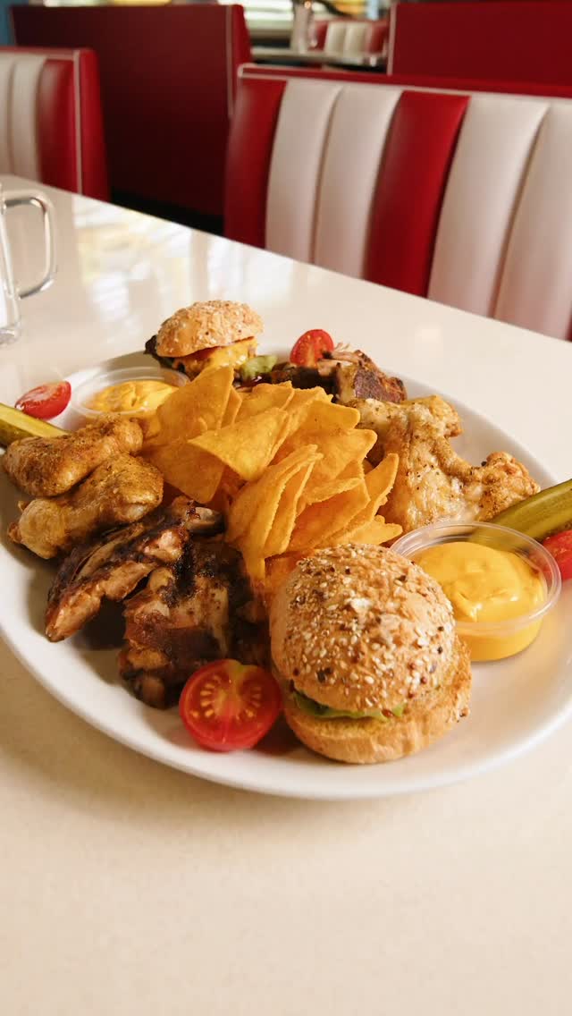 Unsere neue Sharing-Plate zum teilen! oder natürlich auch zum alleine geniessen. 😉
Schon probiert?