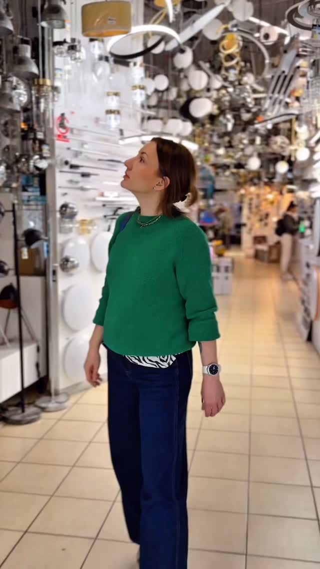 Oto kilka kluczowych rzeczy, na które warto zwrócić uwagę, dobierając oświetlenie do swojego wnętrza:
1. Kolor światła – ciepłe czy zimne? To od niego zależeć będzie nastrój - ciepłe uspokaja, chłodniejsze stymuluje do pracy. Ja zdecydowanie jestem w teamie 3000K, a na wieczory nawet 2500K.
2. Natężenie światła – poziom jasności ponownie powien być dostosowany m.in. do czynności, jakie będziemy przy nim wykonaywać - do sprzątania musi być widno, na wieczór z przyjaciółmi wystarczy przypruszone podświetlenie elementów dekoracyjnych. n
3. Wielowarstwowość – kombinacja oświetlenia sufitowego (ogólne i jednolite doświetlenie przestrzeni) kierunkowego (np. doświetlenie blatu w kuchni) i dekoracyjnego (taśmy led przy zasłonach) pozwala tworzyć różne nastroje i podkreślać wybrane elementy wnętrza.
4. Kierunek i kąty padania – światło powinno być nie tylko praktyczne, ale i pięknie modelować przestrzeń, wydobywając detale i tekstury.
5. Efekt dekoracyjny – lampy to też element aranżacji – wybieraj takie, które pasują do charakteru Twojego wnętrza i pokazują Twój styl.
💡 Pamiętaj: światło to nie tylko funkcja, ale energia, która wpływa na to, jak czujemy się w swoim domu.
#projektywnetrztorun #projektaktkawnetrztorun #architektwnetrztorun#architektwnetrztorun #jakzaprojektowacoswietlenie #jakzamontowaclampy