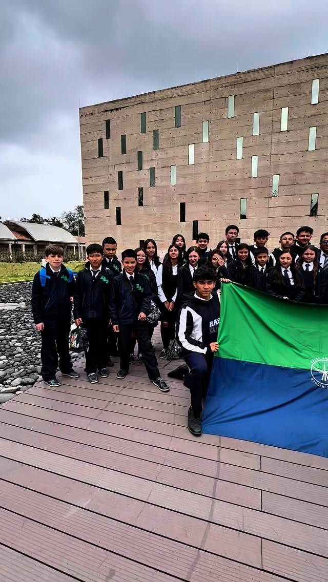🌿✨ Recordar para no olvidar.
Hoy nuestros estudiantes recorrieron el Centro de Memoria Histórica y de Reconciliación, un espacio que invita a reflexionar sobre nuestro pasado, a valorar la vida y a sembrar esperanza en el futuro.
Cada mirada, cada silencio y cada palabra fueron una oportunidad para comprender que la memoria no es solo historia: es un acto de dignidad, un camino hacia la reconciliación y una semilla de paz que germina en las nuevas generaciones. 🌎💙
Porque educar también significa aprender a escuchar, a sentir y a construir juntos un país diferente.