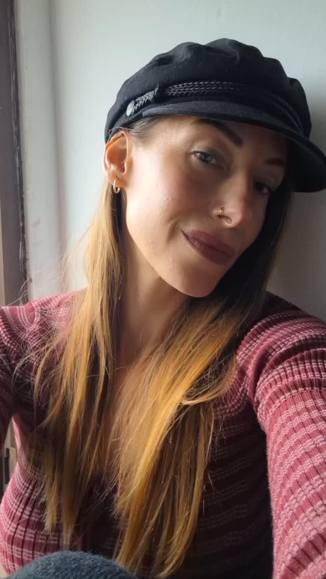 ✨️ Schwangerschaft, Geburt und Wochenbett: für mich einer der sichtbarsten Spiegel dafür, wie sehr wir uns von unserer inneren Verbindung entfernt haben.
Gerade hier zeigt sich, wie sehr wir Abläufen folgen, "weil man es so macht", statt verbunden mit uns selbst Entscheidungen zu treffen.
Natürlich können wir nie alles in der Hand haben. Geburt folgt ihrer eigenen Weisheit, dem Schicksal, Kräften, die größer sind als wir.
Es wäre überhöht zu glauben, wir könnten durch Kontrolle alles "perfekt“ machen oder jede Herausforderung ausschließen.
Doch wenn wir mit uns verbunden sind, mit unserer Wahrheit, unserem Körper, unserem Herzen, bin ich sicher: dann wird vieles leichter. Dann gibt es keine "falschen" Entscheidungen. Nur Entscheidungen, die aus dieser Tiefe geboren sind und uns auch durch das Unvorhersehbare tragen können.
Ich habe selbst erlebt, wie es ist, wenn man blind den Vorgaben folgt und damit Verantwortung abgibt. Ich war weit entfernt von meiner eigenen Intuition.
Und ich habe nun erkannt, wie viel leichter es wäre, wenn wir Frauen uns vorbereiten, uns als Frauen erinnern, Übergänge zelebrieren, erwachsen werden, bevor wir ein Kind gebären.
Es braucht Vorbilder.
Es braucht Räume, in denen wir uns zeigen mit allem was ist und was war.
Und es braucht Gemeinschaft, damit wir uns gegenseitig daran erinnern:
Frau-Sein, Geburt, Mutter-Sein sind keine Abläufe.
Es sind heilige Übergänge. 🌿