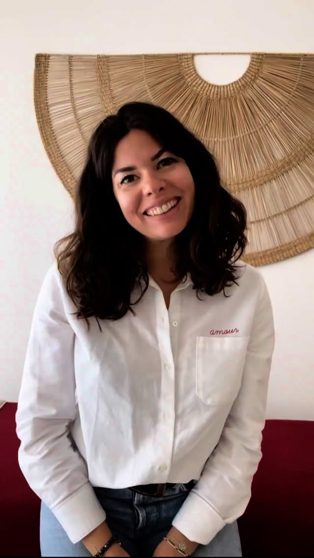 ✨ Les tensions émotionnelles, mais qu’est-ce que c’est exactement ? ✨
Ce terme, un peu « fourre tout », permet de classifier les tensions/émotions qui se jouent autant dans votre tête que dans votre corps.
🧠 Pour la tête : on va prendre en compte le stress, les angoisses, l’anxiété, les problèmes de sommeil, les pensées récurrentes et/ou limitantes, etc.
🫀 Pour le corps : on va surtout prendre en compte les émotions passées qui n’ont pas pu être extériosées et que votre corps a gardé en mémoire. Et on prend en compte n’importe quelle émotion : la peur, la colère ou encore la tristesse.
👣 Dans tous les cas, un soin de réflexologie & énergies permet de libérer les tensions. Je me concentre sur les zones réflexes qui favorisent la relaxation et l’équilibre émotionnel, vous aidant ainsi à retrouver calme et sérénité.
Tout bénef’ 🤩
_________________
✨ Réflexologie & énergies
🦶Soins de réflexologie plantaire
👐 Soin énergétique
🌈 Réveillez votre énergie intérieure, retrouvez un l’équilibre émotionnel & découvrez le pouvoir d’auto-guérison
🌿 Créatrice de soins doux & thérapeutiques, 100% personnalisés pour soulager les tensions, libérer l’esprit et promouvoir un bien-être global
📆 Réservez votre parenthèse de bien-être
https://www.carolinestouls-reflexologue-nantes.fr/tarifs-et-reservation
#Réflexologie #BienÊtre #SantéHolistique #RéflexologieNantes #réflexologieeténergies #reflexologieplantaire #reflexologiepied #reflexologieplantairenantes