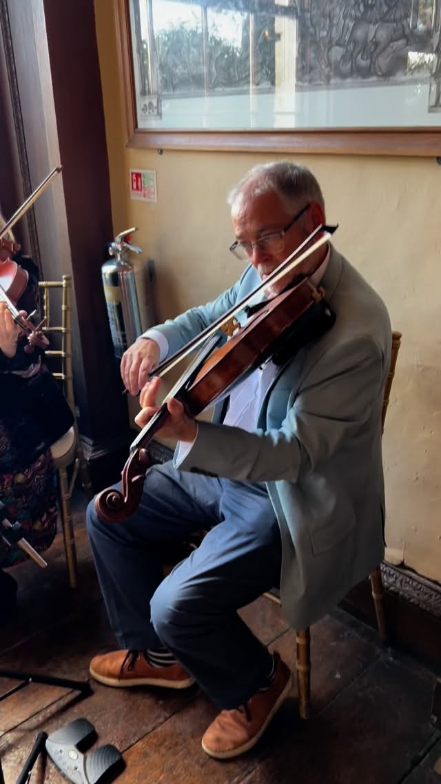 A real treat today at Matt and Jamie’s wedding — Matt’s dad, Eric, joined us on the oboe. Here’s a little of the Marcello concerto we played together. It’s always a joy performing at @gosfieldhallweddingvenue, but having the oboe alongside us made today extra special.
#weddingmusic #stringquartet #kentwedding #essexwedding #londonwedding #weddingmusicians #weddingstrings #classicalmusic #gosfieldhallwedding #weddinginspiration #luxurywedding #realwedding