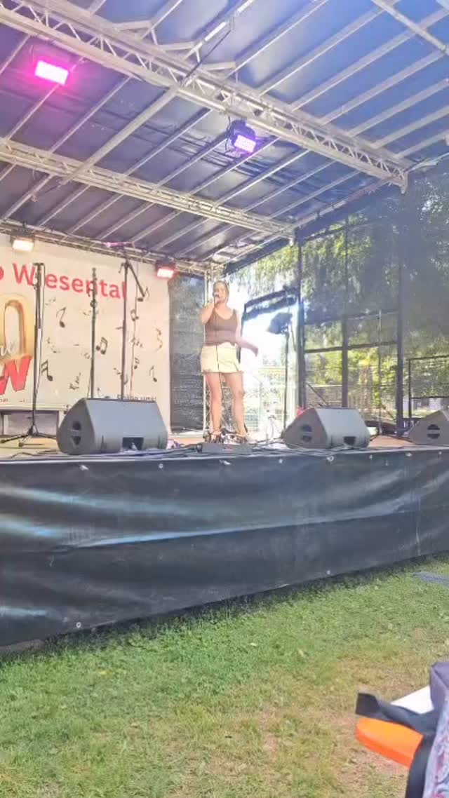 Gestern durfte ich meine eigenen Songs zum 30. Geburtstag des FRW in Schopfheim vor einem mega tollem Publikum präsentieren - danke für diese wunderschöne Erinnerung 🫶🏻 #schopfheim #loerrach #livemusik #singersongwriter #originalsongs #nicoleurschinger #lebedeinentraum #vielfalt