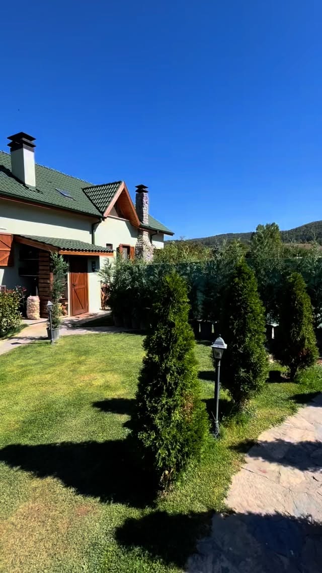 Restoran inşaatımıza başladık 🥰 Misafirlerimize daha konforlu bir buluşma noktası sunmak ve yöresel lezzetler tattırmak hayali ile bir yola girdik. Hızla tamamlamayı hedeflediğimiz inşaatımızın konaklamaya gelen misafirlerimizi rahatsız etmemesi , Cozy şıklığın