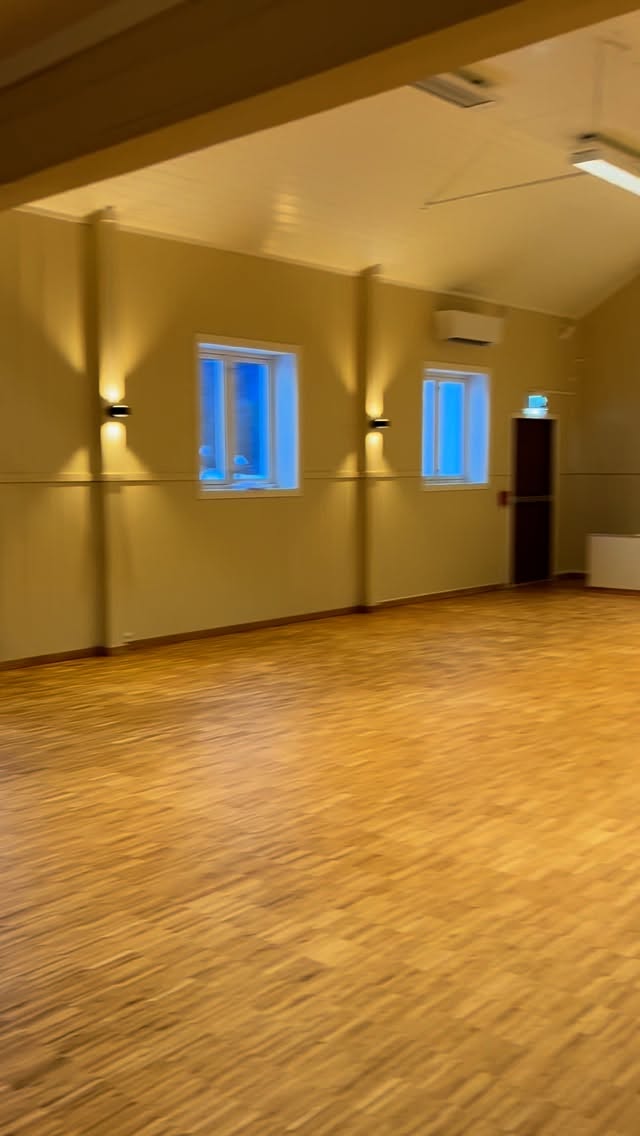 Slår et slag for tømreren i dag! 💪 For et yrke vi står i, både tøft og fantastisk på samme tid. Takk for at dere trenger oss, og takk for at dere setter pris på oss! 🥇🔨🏠
God helg!
#serviceavtale @gausdalland @kaizernorge @eka_ror @quickshims @flaensaghovlerias @monterjessheim @veluxnordics @dewalt_nordic @glavaisolasjon
#tømrer #tømrerlivet #rehabilitering #oppussing #tømrermester #tømrerarbeid #tømrerglede #etterisolering