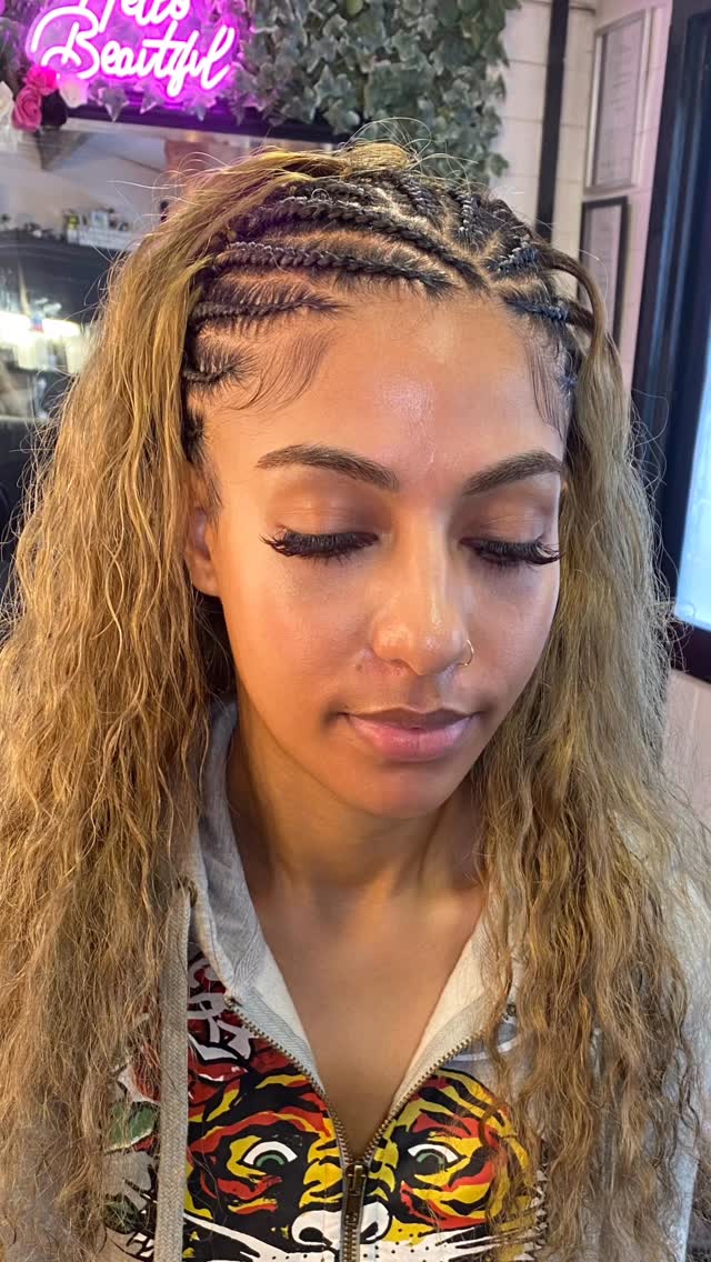 My client came in asking for Jayda Wayda Inspired Fulani Braids with Raw Curly Hair coloured to match her Ash Blonde hair colour.
I lifted the hair extensions to blonde and toned with 8.1 Light Ash Blonde toner.
My first time trying this look how did I do 🥹🫶🏾
You can book your next appointment or even this look by simply clicking the link in bio
#zeenyah #wigs #rawhair #fulanibraidsnstyles #jaydawaydabraids #londonhairstylists #ukwigs #wigmaker #london #braidstyle
