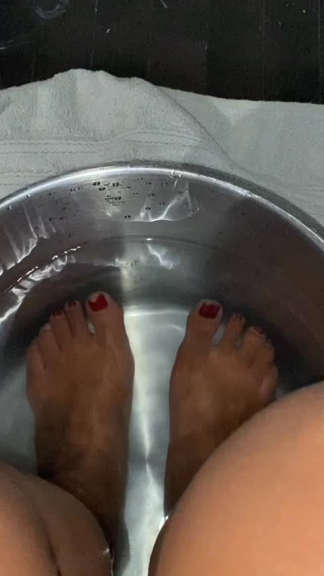 Sitting at my desk, working through patient test results and soaking up some magnesium sulphate (aka epsom salts)
Magnesium is a foundational mineral, required for 300+ reactions in our bodies
Sulphate is used to make glutathione - our body’s primary anti-oxidant and a crucial detoxification support.
At some point I accepted that long, leisurely baths were not fitting into my life, but magnesium and sulphate are such wonderful supports for good health and fertility…. so foot baths it is!
#preconceptioncare #healthyliving #infertility #holistichealth #detox #magnesium