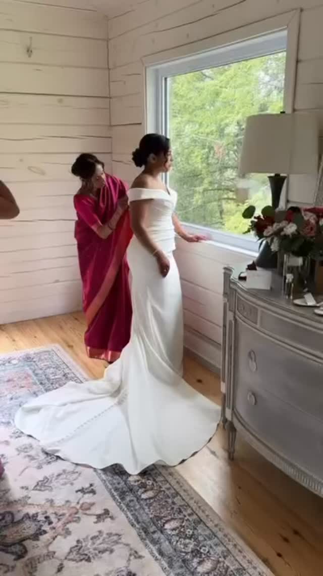 What a beautiful bond between the bride and her mom! Is your mom also your BFF? Here's to all the amazing moms, bonus moms, and special women who made the bride's big day unforgettable!
#ottawahairstylist #ottawabride #ottawabridalhair #montrealbride